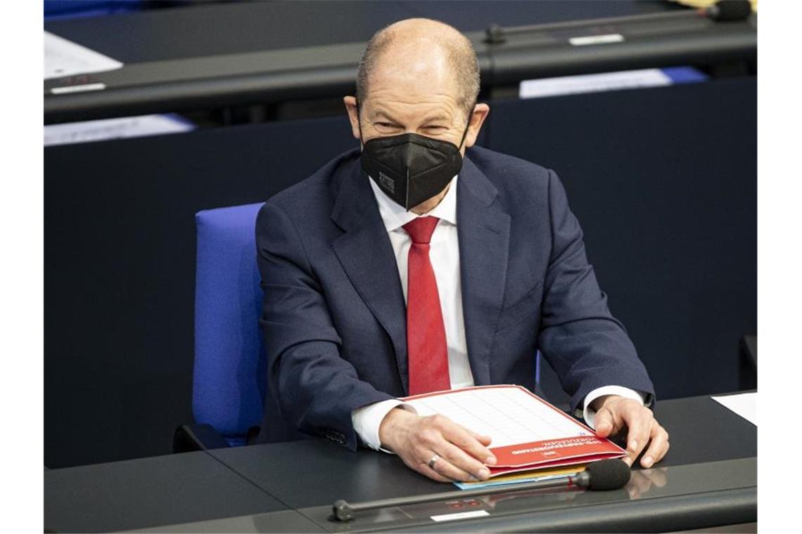 Bundesfinanzminister Olaf Scholz verfolgt die Debatte im Bundestag. Foto: Fabian Sommer/dpa