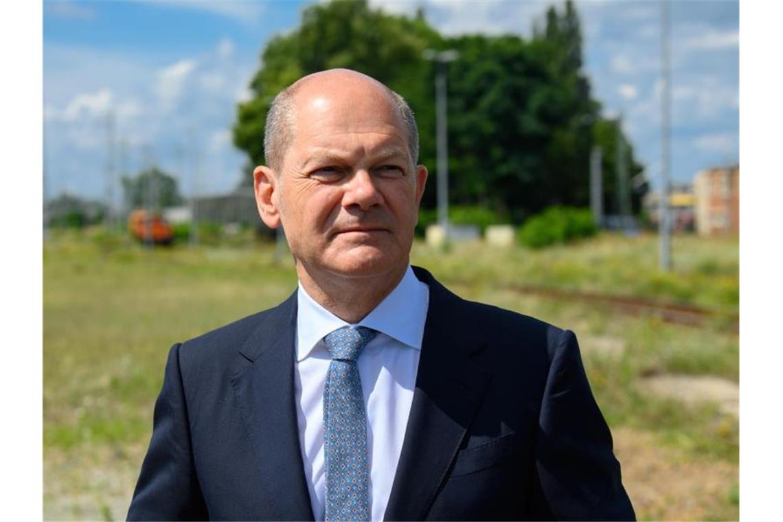 Baustart für neues Bahnwerk in Cottbus schon 2022 Bundesfinanzminister Olaf Scholz vor dem künftigen Baugelände. Foto: Soeren Stache/dpa-Zentralild/dpa