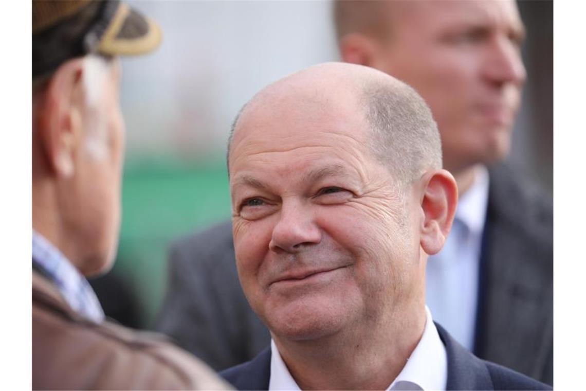 Rot-Rot-Grün schwächelt - Wahlkampffinale in Thüringen Bundesfinanzminister Olaf Scholz war beim Wahlkampfabschluss der SPD in Gera dabei. Die SPD steuert einer Umfrage zufolge auf neun Prozent zu. Foto: Bodo Schackow/dpa-Zentralbild/dpa