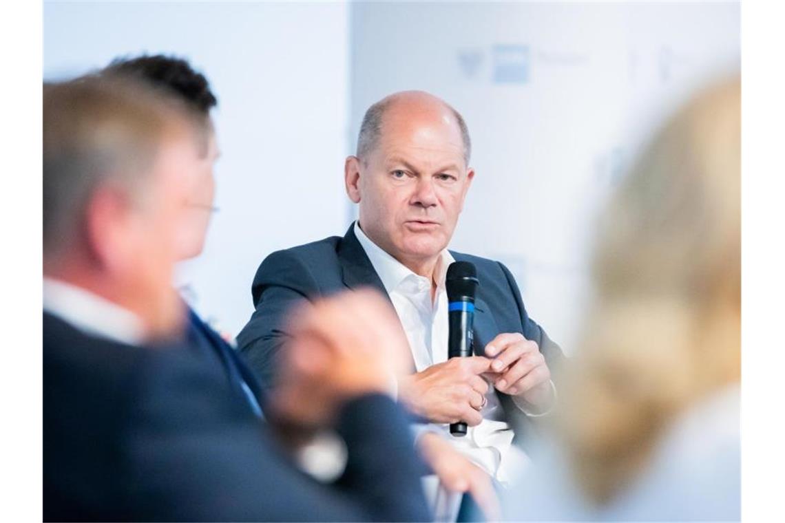 Bundesfinanzminister und SPD-Kanzlerkandidat Olaf Scholz bei einer Podiumsdiskussion in Potsdam. Foto: Christoph Soeder/dpa