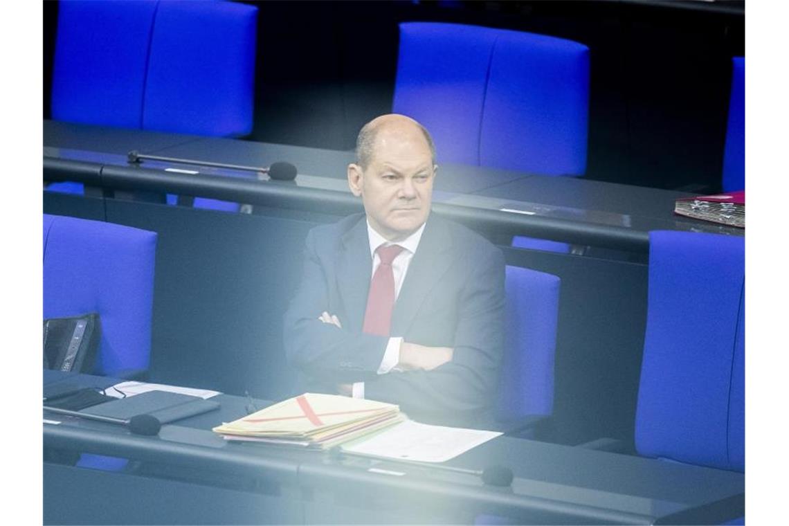 Bundesfinanzminister und Vizekanzler Olaf Scholz während der Debatte zum Bundeshaushalt 2021 auf der Regierungsbank. Foto: Christoph Soeder/dpa