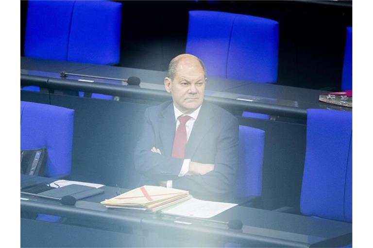 Bundesfinanzminister und Vizekanzler Olaf Scholz während der Debatte zum Bundeshaushalt 2021 auf der Regierungsbank. Foto: Christoph Soeder/dpa