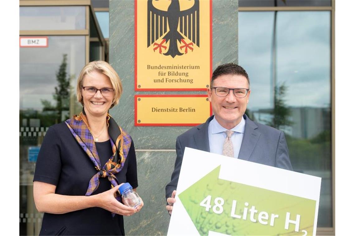 Bundesforschungsministerin Anja Karliczek, Innovationsbeauftragter "Grüner Wasserstoff" Dr. Stefan Kaufmann. Foto: BMBF/Hans-Joachim Rickel/Bundesministerium für Bildung und Forschung/obs