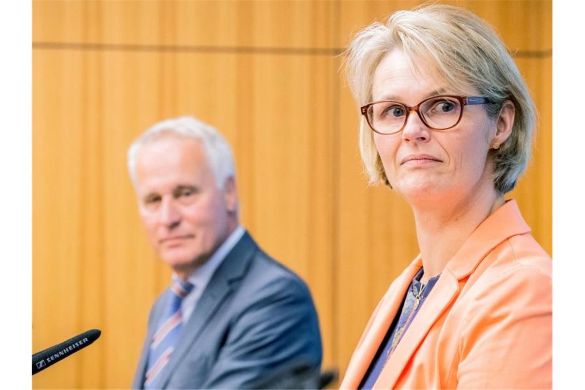 Bundesforschungsministerin Anja Karliczek und der Generalsekretär des Deutschen Studentenwerks, Achim Meyer auf der Heyde. Foto: Michael Kappeler/dpa