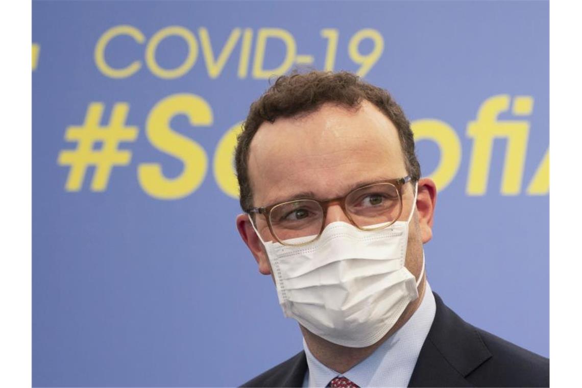 Bundesgesundheitsminister Jens Spahn (CDU) am deutschen Sitz des französischen Konzerns Sanofi in Frankfurt. Foto: Frank Rumpenhorst/dpa