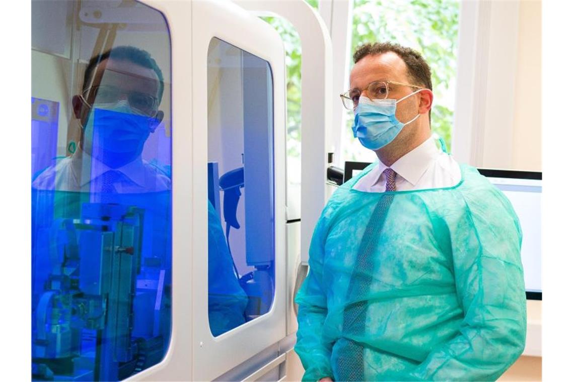 Bundesgesundheitsminister Jens Spahn (CDU) besucht die Virologie der Universitätsklinik des Saarlandes. Foto: Oliver Dietze/dpa
