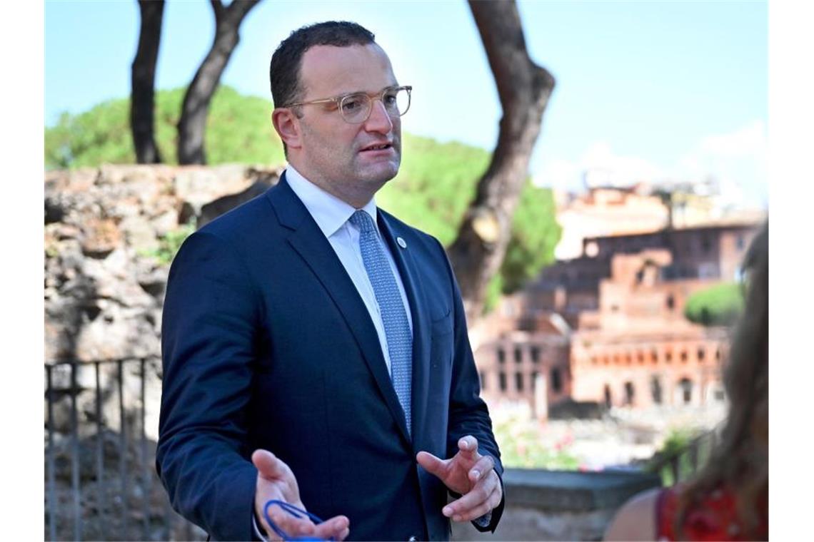 Bundesgesundheitsminister Jens Spahn (CDU) spricht am Rande des G20-Treffens der Gesundheitsminister mit Journalisten. Foto: Johannes Neudecker/