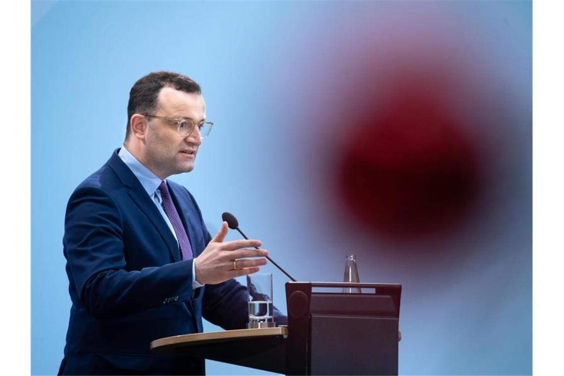 Bundesgesundheitsminister Jens Spahn dringt auf möglichst rasche weitere Corona-Beschränkungen nicht nur in einzelnen Regionen. Foto: Bernd von Jutrczenka/dpa