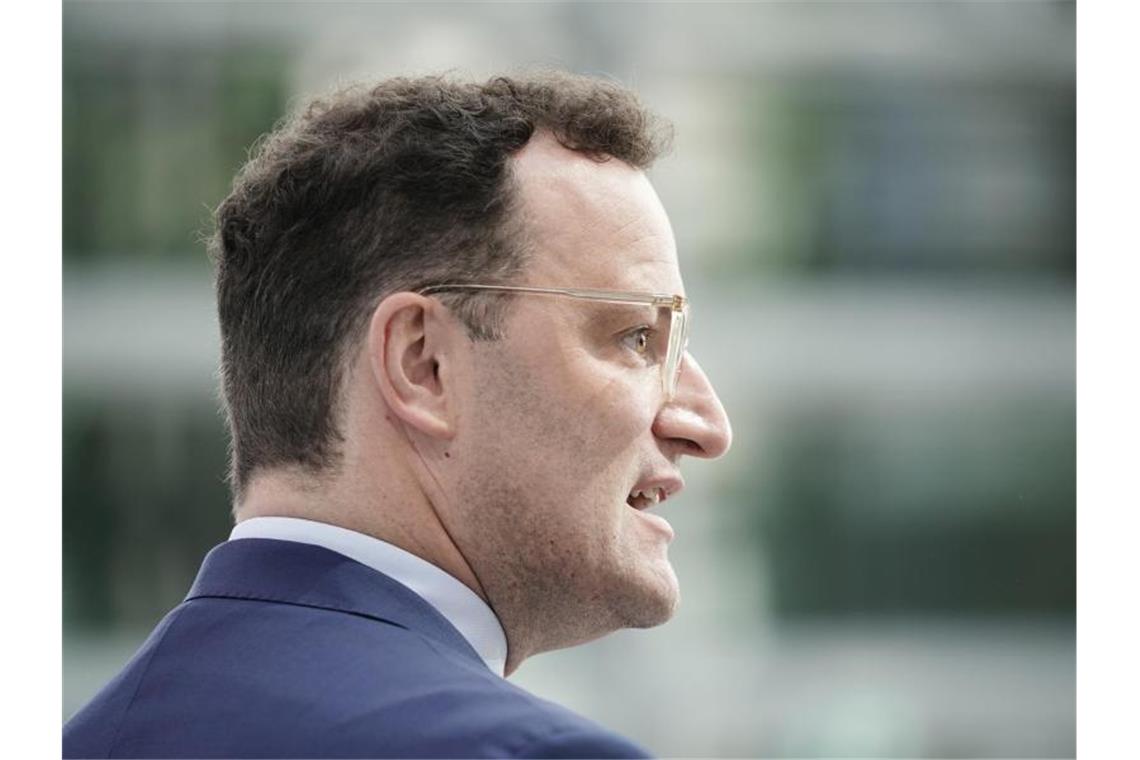 Spahn zu DFL-Konzept: „Entscheidend ist auf dem Platz“ Bundesgesundheitsminister Jens Spahn hat das DFL-Konzept bewertet. Foto: Michael Kappeler/dpa