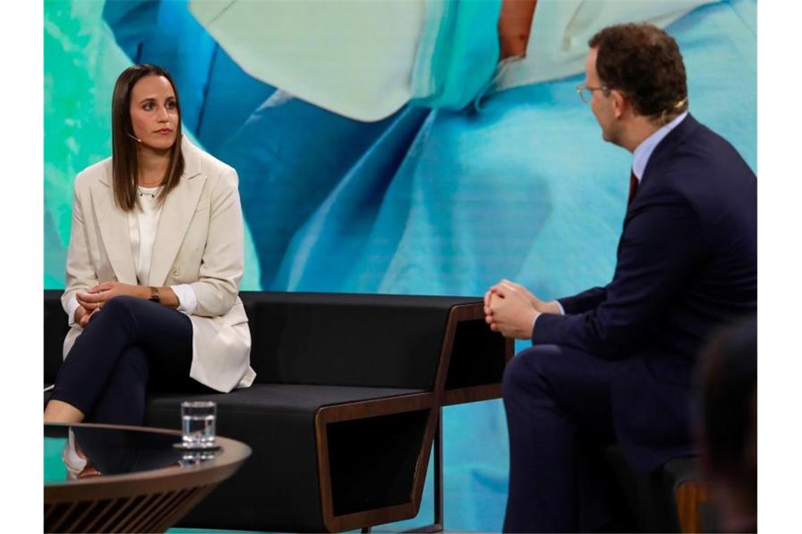 #Nichtselbstverständlich: Pflegerin trifft Minister Spahn Bundesgesundheitsminister Jens Spahn im Gespräch mit Krankenpflegerin Meike Ista. Foto: Benedikt Müller/ProSieben/dpa