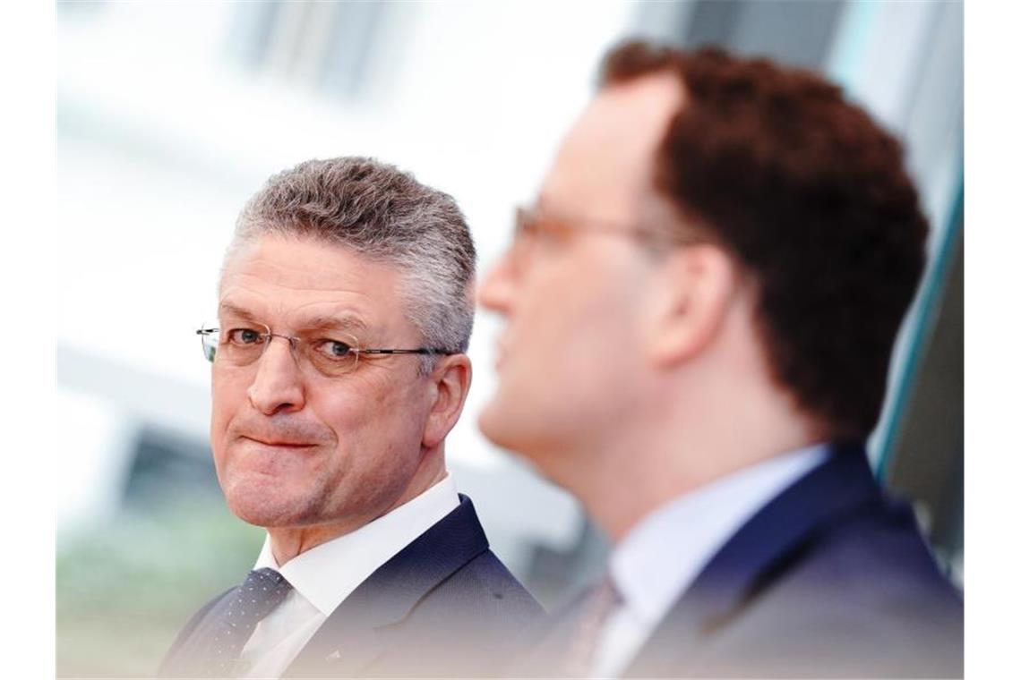 Wachsende Sorgen im harten „Pandemie-Marathon“ Bundesgesundheitsminister Jens Spahn (r.) und RKI-Chef Lothar Wieler während ihrer Pressekonferenz zur Corona-Lage vor Ostern. Foto: Kay Nietfeld/dpa