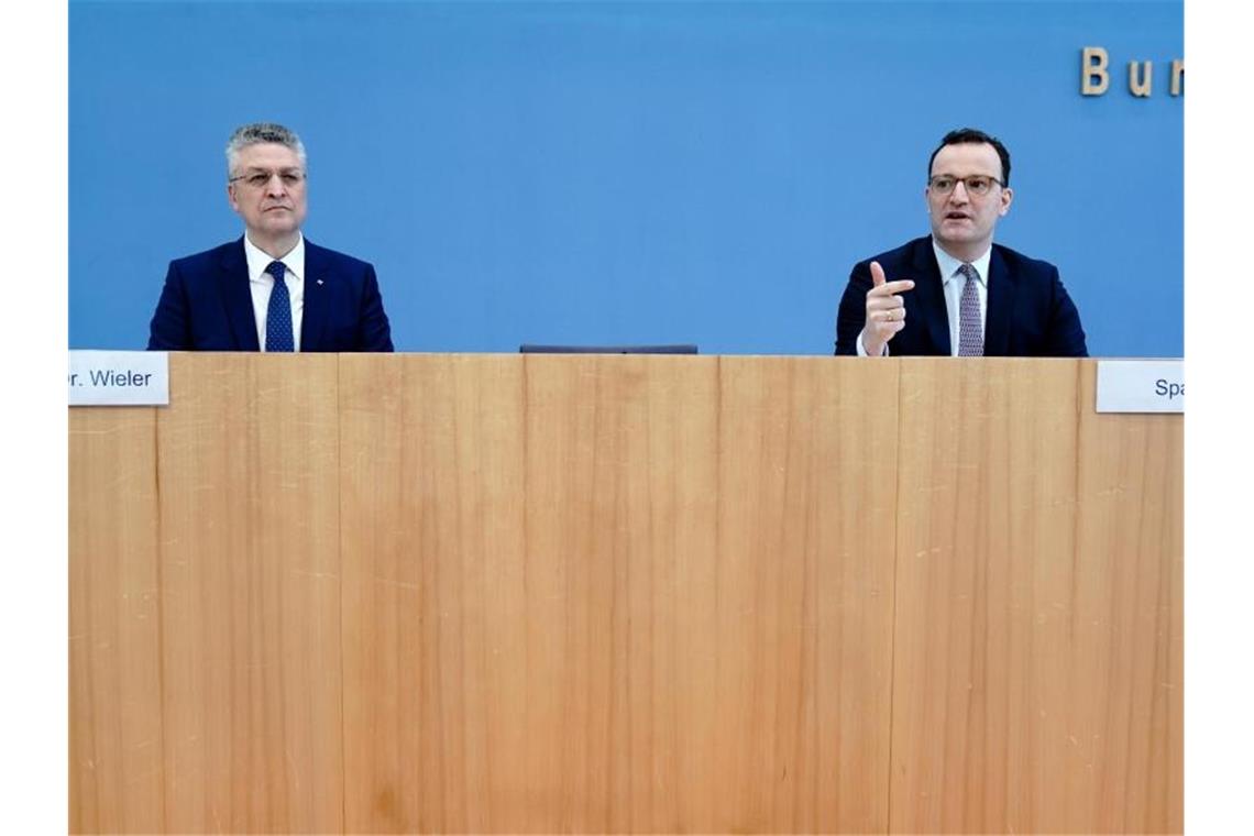 Bundesgesundheitsminister Jens Spahn (r) und RKI-Chef Lothar H. Wieler geben eine Pressekonferenz zur aktuellen Corona-Lage. Foto: Kay Nietfeld/dpa