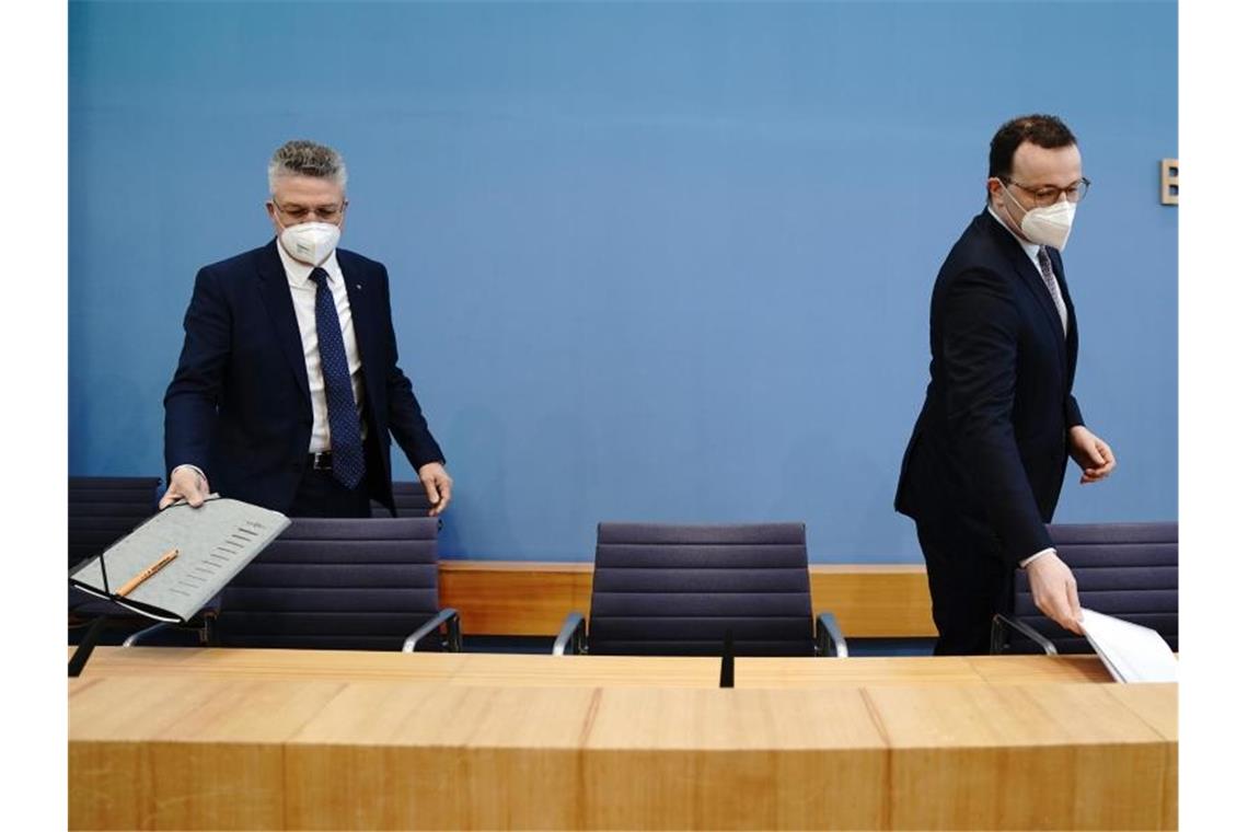 Bundesgesundheitsminister Jens Spahn (r) und RKI-Chef Lothar H. Wieler geben eine Pressekonferenz zur aktuellen Corona-Lage. Foto: Kay Nietfeld/dpa