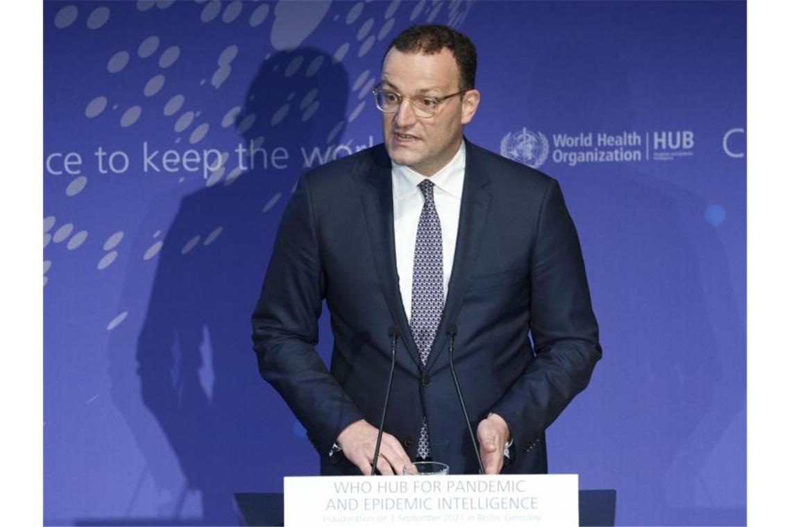Dringende Appelle zu mehr Corona-Impfungen für den Herbst Bundesgesundheitsminister Jens Spahn ruft dazu auf, Impfangebote anzunehmen. Foto: Michael Sohn/POOL AP/dpa