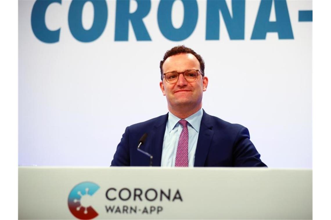 Spahn: Maskenpflicht „lieber drei Wochen zu spät“ aufheben Bundesgesundheitsminister Jens Spahn will die Schutzmasken lieber zu spät als zu früh abnehmen lassen. Foto: Hannibal Hanschke/Reuters Pool/dpa