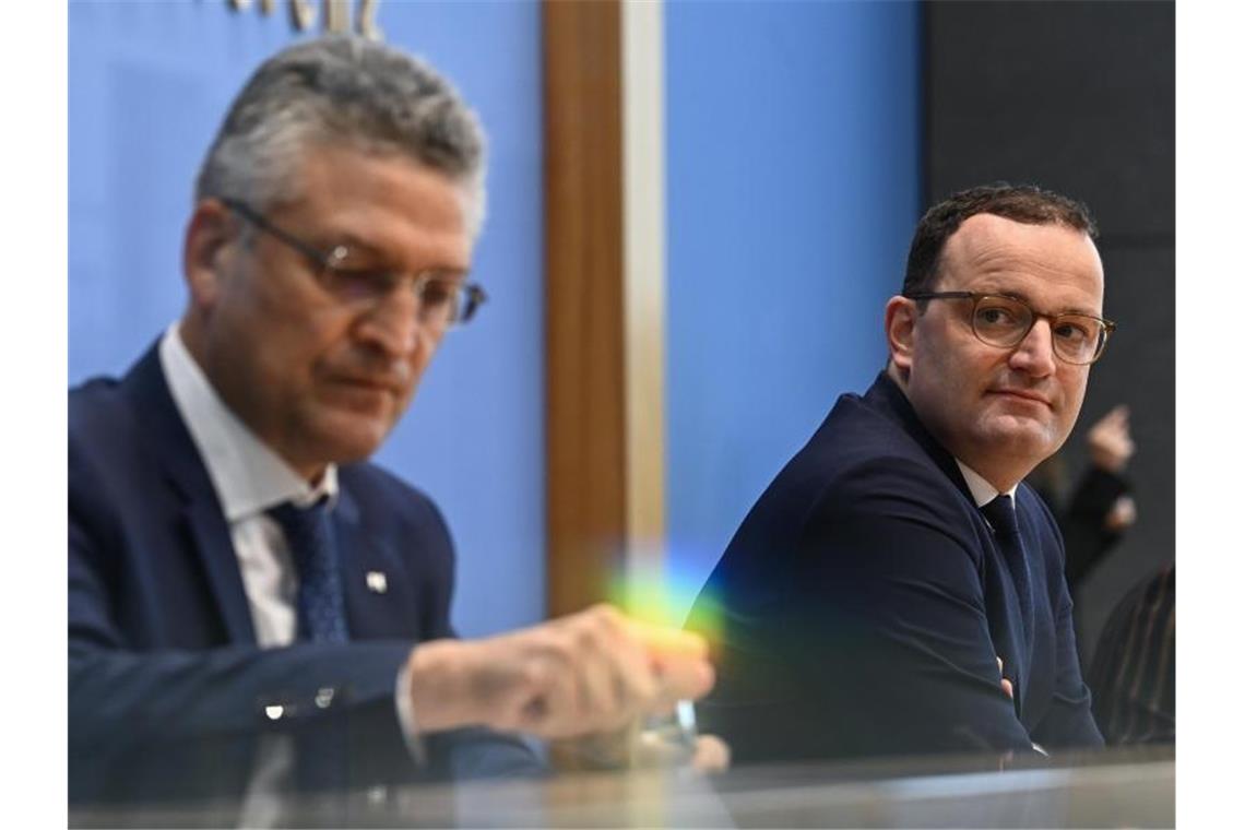 Bundesgesundheitsminister Jens Spahn zusammen mit RKI-Leiter Lothar Wieler. Spahn mahnt insbesondere die Jungen, sich nicht für unverletzlich zu halten. Foto: Tobias Schwarz/AFP Pool/dpa