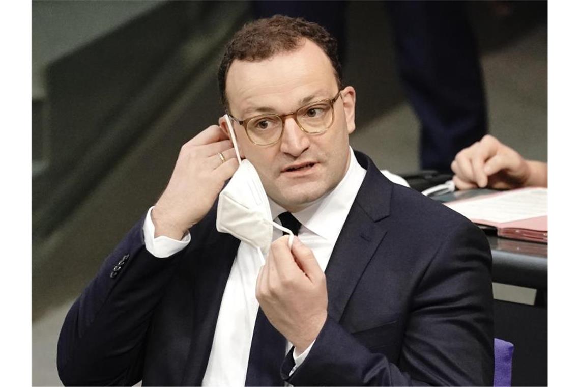 Bundesgesundheitsminister Jens Spahn verteidigt in der Debatte im Bundestag die Corona-Beschränkungen. Foto: Michael Kappeler/dpa