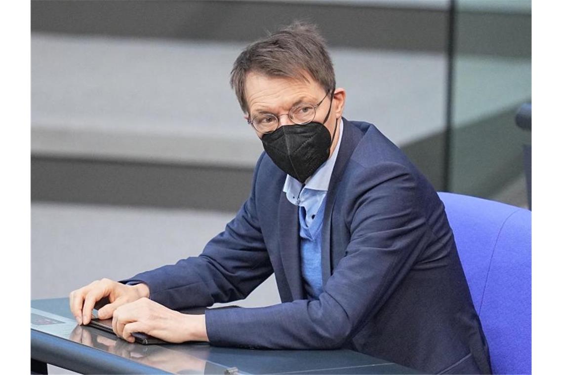 Lauterbach ruft Länder zu Umsetzung neuer Corona-Regeln auf Bundesgesundheitsminister Karl Lauterbach appelliert an die Länder, nicht verschnupft zu reagieren. Foto: Michael Kappeler/dpa