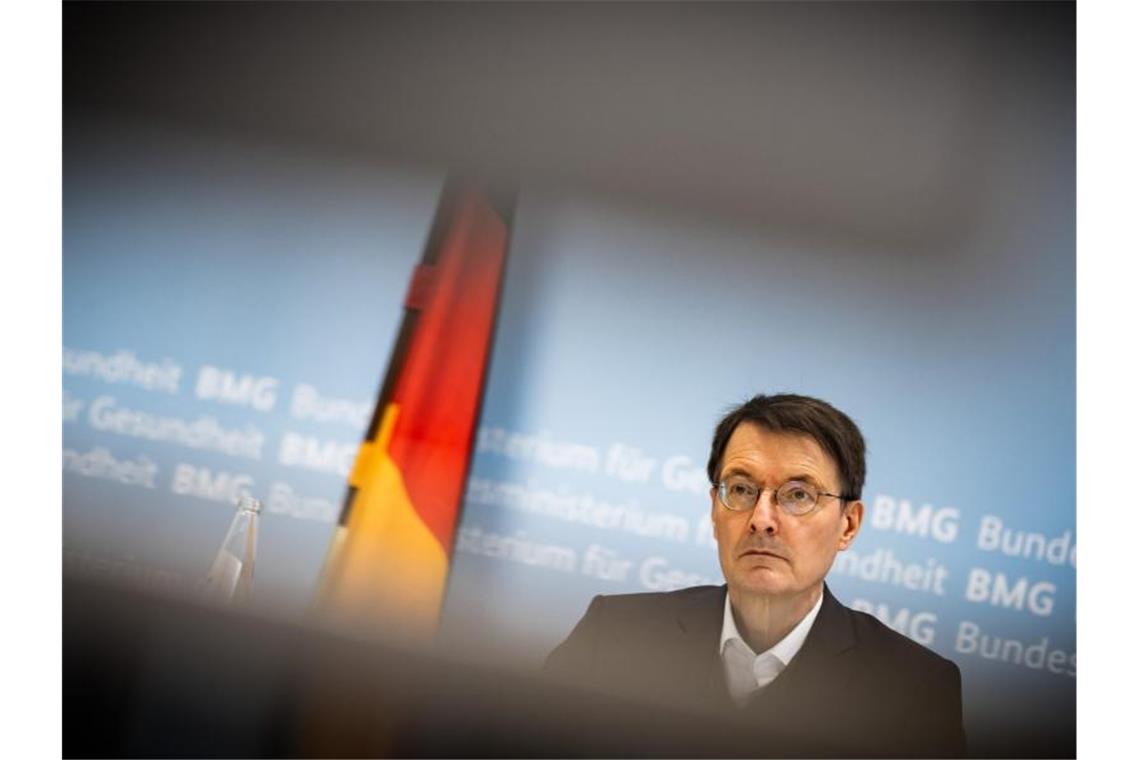 Lauterbach: Weitere Corona-Maßnahmen notwendig Bundesgesundheitsminister Karl Lauterbach bei einer Videokonferenz des Corona-Expertenrats. Foto: Michael Kappeler/dpa