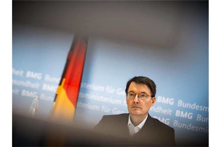 Bundesgesundheitsminister Karl Lauterbach bringt schärfere Kontaktbeschränkungen ins Gespräch. Foto: Michael Kappeler/dpa