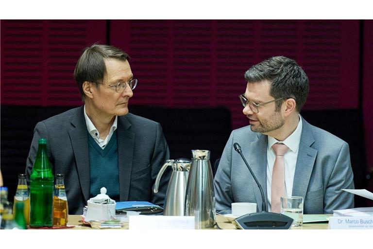 Bundesgesundheitsminister Karl Lauterbach (l, SPD) und Bundesjustizminister Marco Buschmann (FDP) bei der Sitzung des Vermittlungsausschuss von Bundestag und Bundesrat.