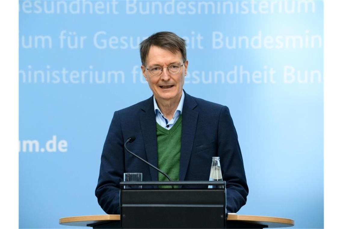 Bundesgesundheitsminister Karl Lauterbach (SPD) ruft angesichts der hohen Corona-Infektionszahlen erneut zum Impfen auf. Foto: Bernd von Jutrczenka/dpa
