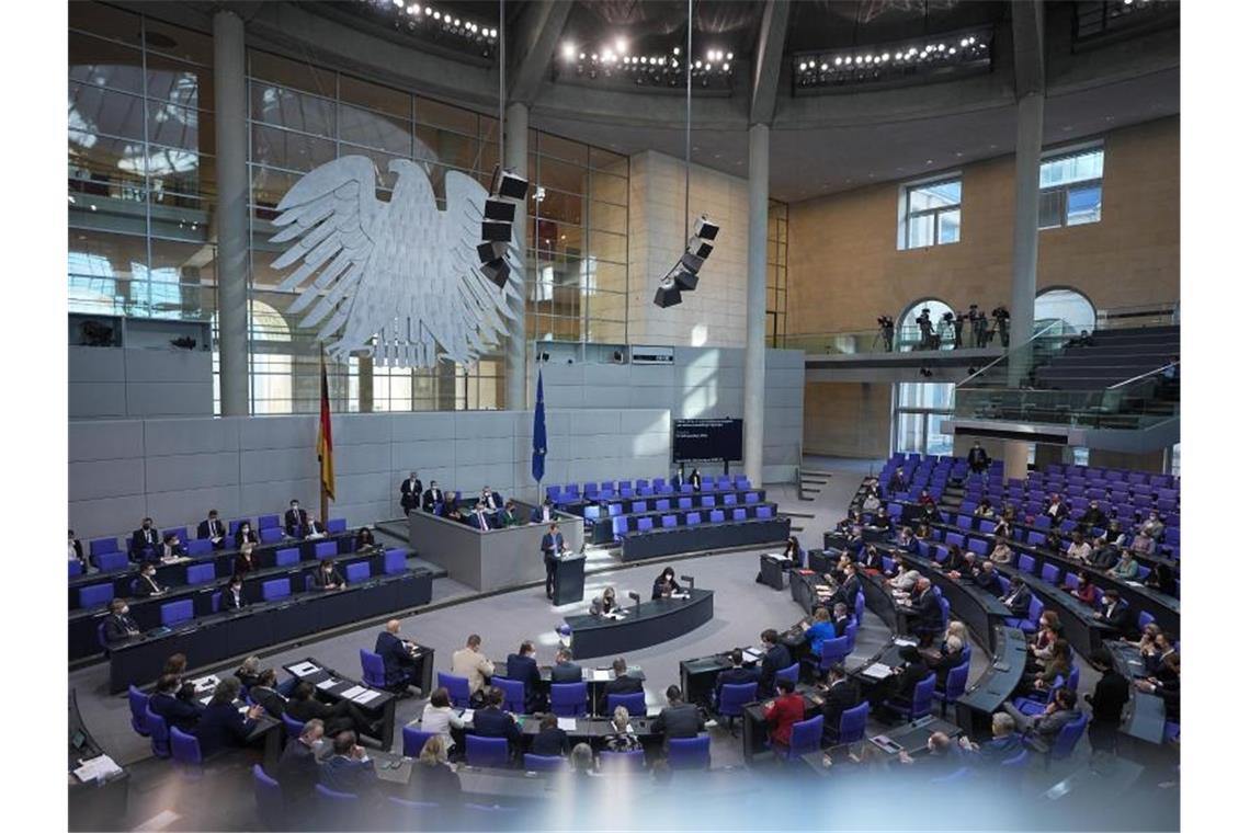 Bundesgesundheitsminister Karl Lauterbach spricht in der Debatte im Bundestag. Foto: Michael Kappeler/dpa