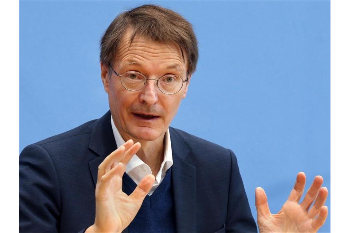 Bund nimmt Länder für Corona-Öffnung in die Pflicht Bundesgesundheitsminister Karl Lauterbach während einer Pressekonferenz zum Infektionsgeschehen und zur Impfentwicklung. Foto: Wolfgang Kumm/dpa