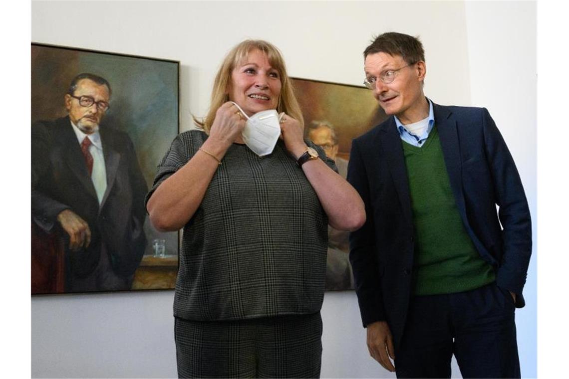Lauterbach: Bund arbeitet an „Hotspot-Regeln“ ab 20. März Bundesgesundheitsminister Lauterbach hat mit Sachsens Gesundheitsministerin Köpping über Corona-Maßnahmen ab dem 20. März beraten. Foto: Robert Michael/dpa-Zentralbild/dpa