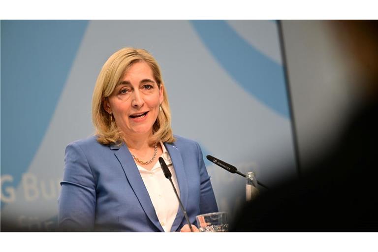 Bundesgesundheitsministerin Nina Warken (CDU) will nicht nur sparen, sondern auch neue Weichen stellen.