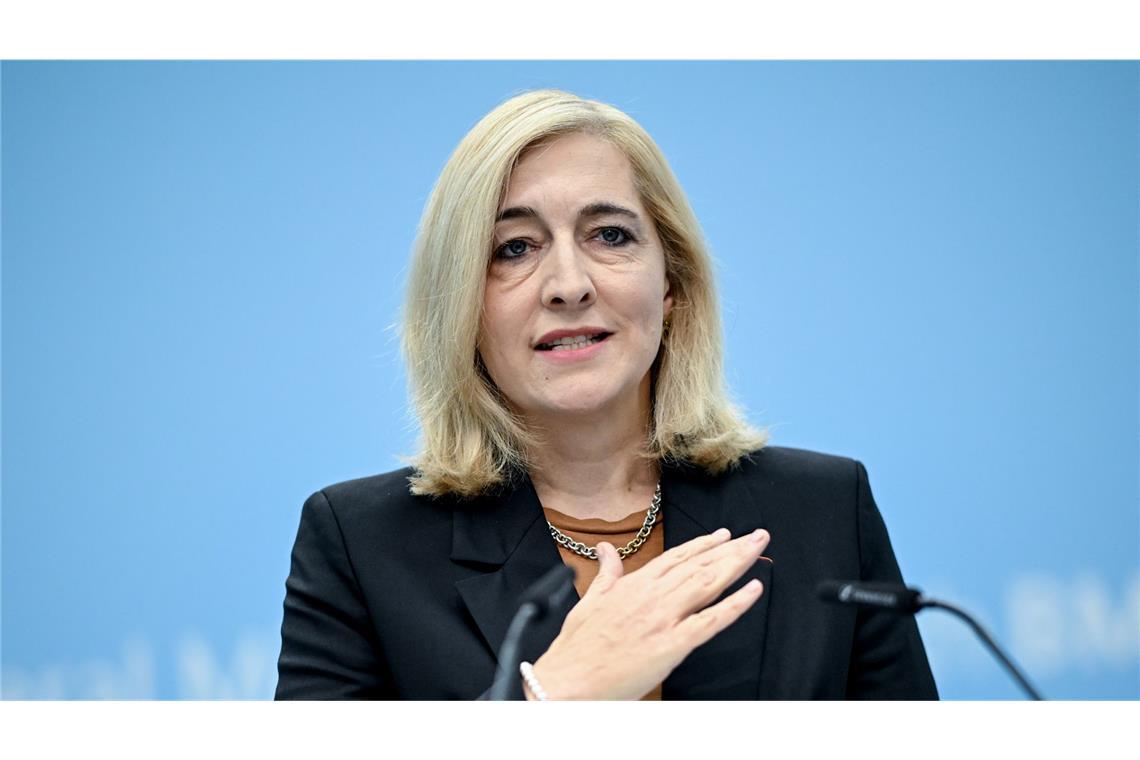 Bundesgesundheitsministerin Nina Warken  (CDU) wird das kleine Sparpaket durch den Bundesrat bringen.