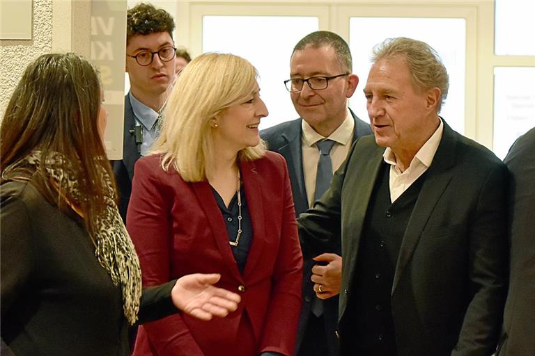 Bundesgesundheitsministerin Nina Warken (rote Jacke) trifft in Backnang ein und wird von Norbert Barthle (rechts) und Kandidat Jens Steinat (mitte) empfangen. Foto: Tobias Sellmaier