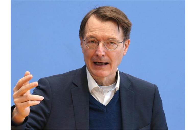 Bundesgesundheitsminister Karl Lauterbach verurteilt die Lkw-Demonstrationen gegen Corona-Maßnahmen „von selbstgerechten Menschen, von denen wir nicht viel lernen können.“. Foto: Wolfgang Kumm/dpa