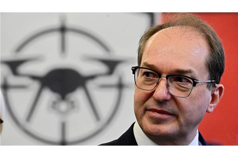Bundesinnenminister Alexander Dobrindt (CSU) dankt der Bundespolizei, die beim Aufbau des neuen Drohnenabwehrzentrums eine wichtige Rolle spielt.