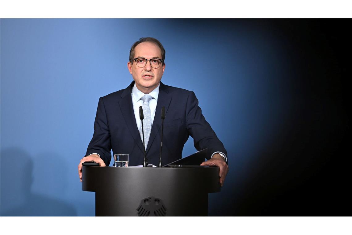 Bundesinnenminister Alexander Dobrindt (CSU) hält nichts von einem AfD-Verbotsverfahren, lässt die Partei aber weiterhin durch den Inlandsgeheimdienst beobachten.