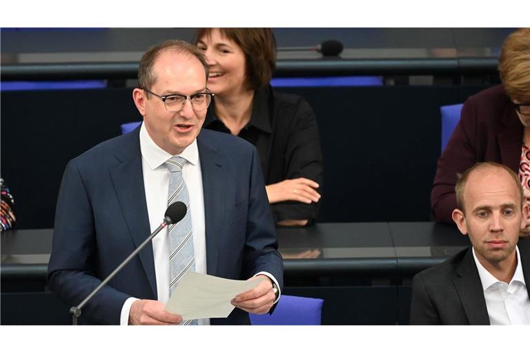 Bundesinnenminister Alexander Dobrindt (CSU) hat die verschärften Grenzkontrollen verteidigt.