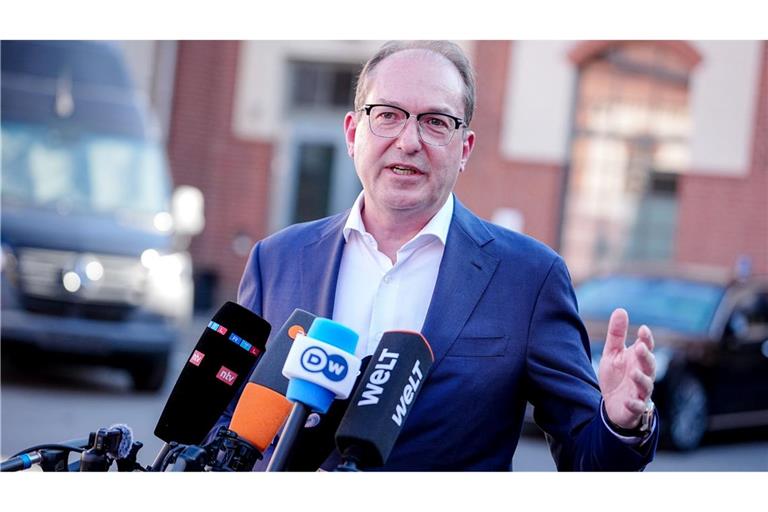 Bundesinnenminister Alexander Dobrindt (CSU) hat gemeinsame Grenzkontrollen auf der deutschen Seite der deutsch-polnischen Grenze angeboten. (Archivbild)
