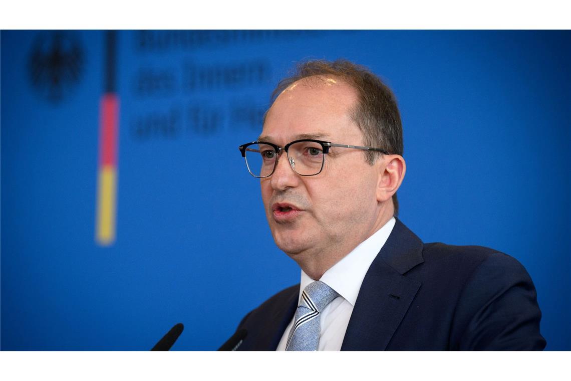 Neue Regeln an den Grenzen Bundesinnenminister Alexander Dobrindt (CSU) hatte schon vor seinem Amtsantritt Verschärfungen in der Migrationspolitik angekündigt.