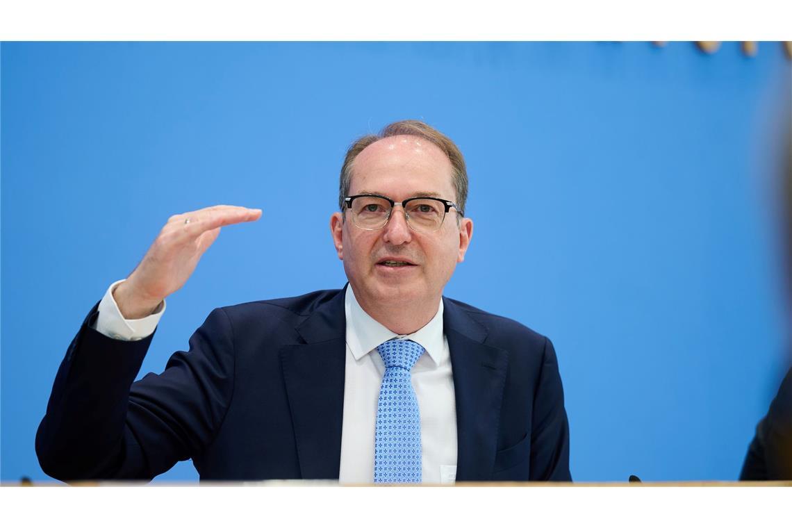 Bundesinnenminister Alexander Dobrindt (CSU) hofft, bis Ende des Jahres Vereinbarungen für Abschiebezentren in Drittstaaten geschaffen zu haben. (Archivbild)