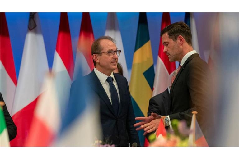 Bundesinnenminister Alexander Dobrindt (CSU, lins) spricht bei einem Treffen in München zum Thema Migration mit seinem Kollegen aus Griechenland, Thanos Plevris. Beide machen sich für die Einrichtung von sogenannten Abschiebezentren in Nicht-EU-Staaten stark.