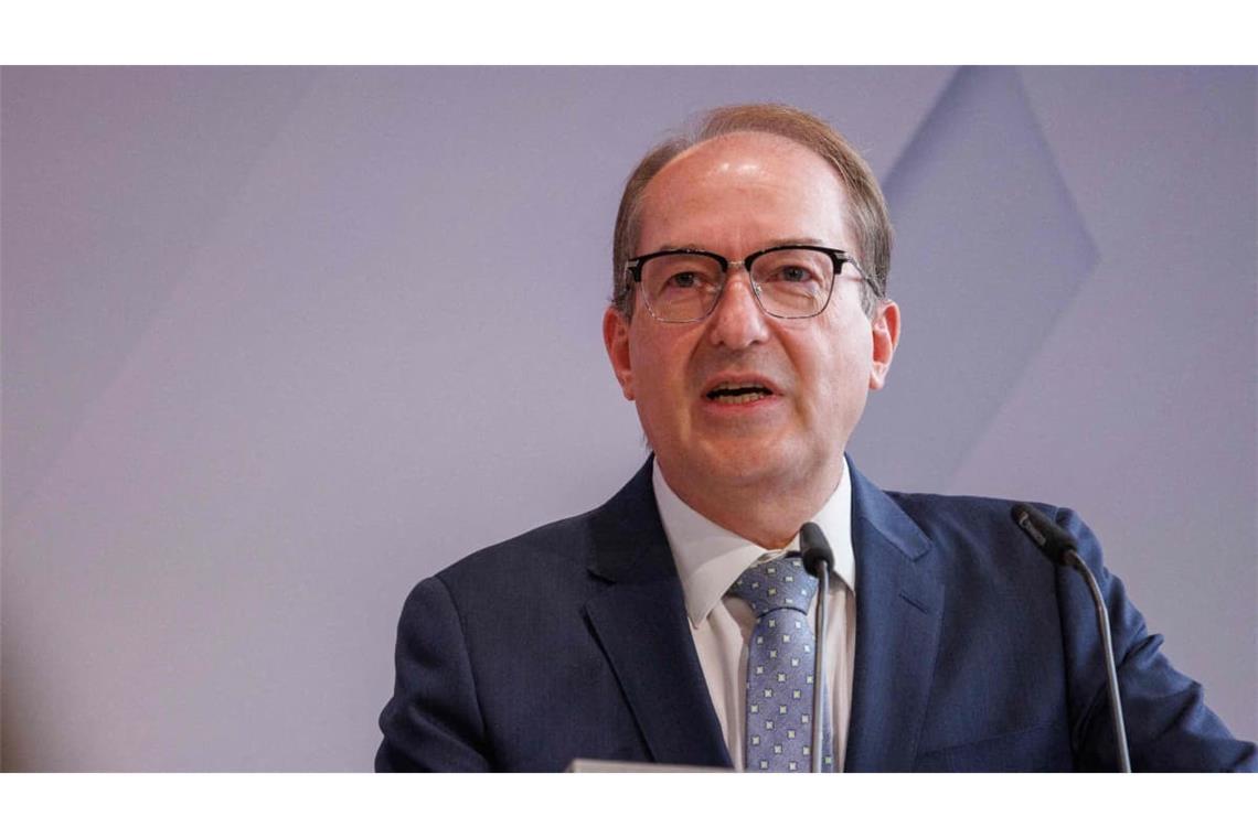 Bundesinnenminister Alexander Dobrindt (CSU) macht Migranten und Linksextreme für die Ausschreitungen in Frankreich verantwortlich. (Archiv)