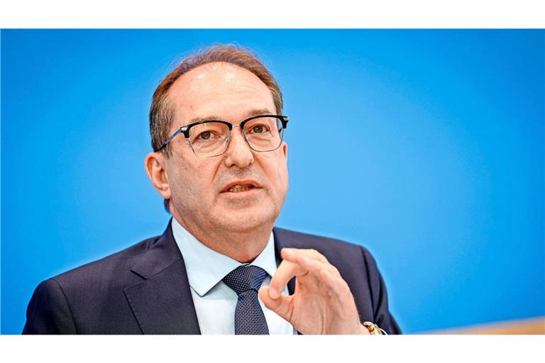 Bundesinnenminister Alexander Dobrindt (CSU) sagte im Bundestag, der Zuzug müsse begrenzt werden (Archivbild).