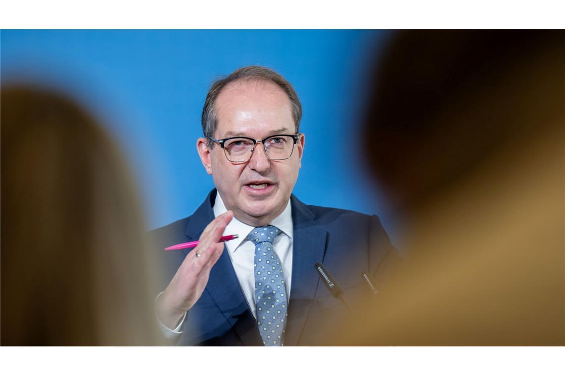 Bundesinnenminister Alexander Dobrindt (CSU) will abgelehnte Asylbewerber in sogenannte Return Hubs abschieben können. (Archivbild)