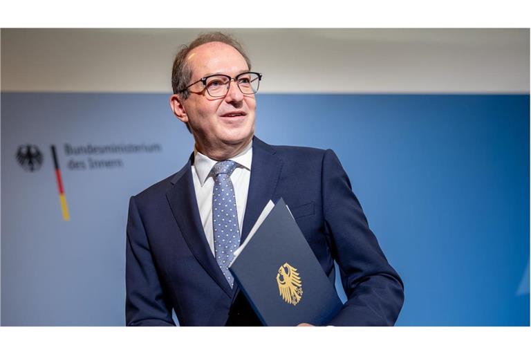 Bundesinnenminister Alexander Dobrindt (CSU) will den mit dem  Verfassungsschutz die Geheimdienstarbeit im inneren Deutschlands stärken.