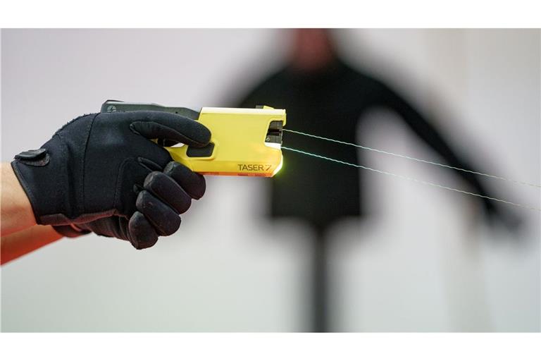 Bundesinnenminister Alexander Dobrindt (CSU) will die Bundespolizei mit Tasern ausrüsten. (Symbolbild)