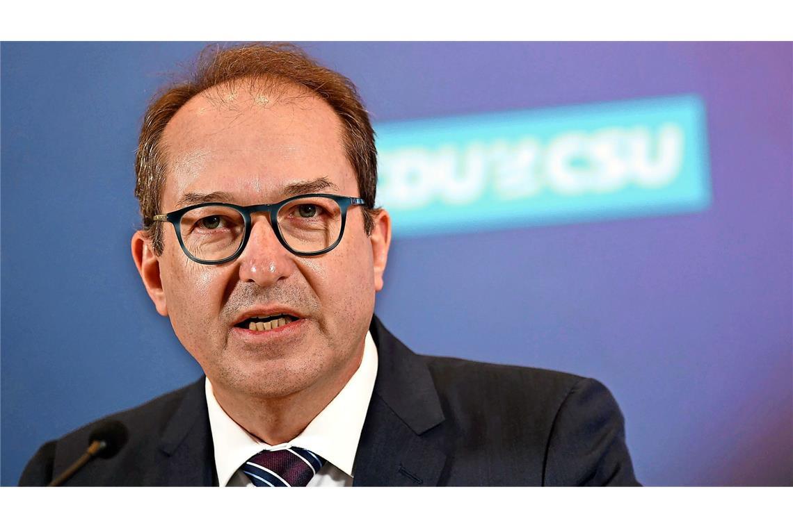 „Wir werden die Grenzkontrollen weiter aufrechterhalten“ Bundesinnenminister Alexander Dobrindt (CSU) will die Grenzkontrollen verlängern. (Archivbild)