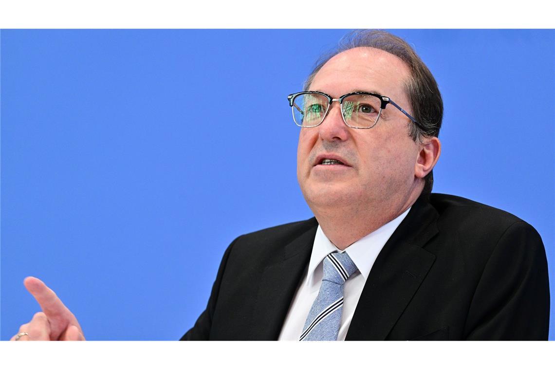 Kindesmissbrauch: "Im Netz explodiert das Risiko" Bundesinnenminister Alexander Dobrindt (CSU) will die angekündigte Speicherpflicht für IP-Adressen zügig umsetzen.
