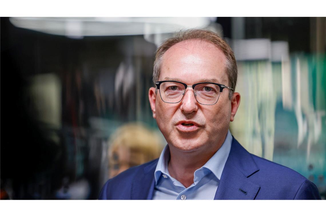 Dobrindt lädt zum "Migrationsgipfel" auf der Zugspitze Bundesinnenminister Alexander Dobrindt (CSU) will mit Amtskollegen aus mehreren Nachbarstaaten über das Gemeinsame Europäische Asylsystem (GEAS) sprechen.