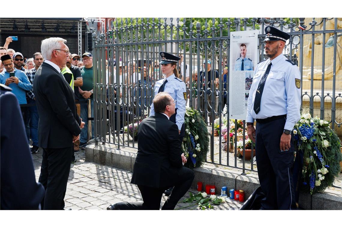 Bilder des Tages Bundesinnenminister Alexander Dobrindt kniet vor der Gedenktafel für den vor einem Jahr in Mannheim getöteten Polizeihauptkommissars Rouven Laur.