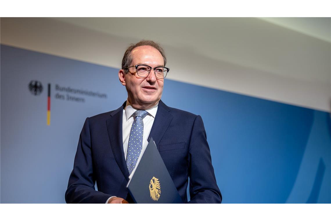 Bundesinnenminister Alexander Dobrindt nennt das neue Bundespolizeigesetz einen großen Wurf und kündigt den zügigen Aufbau neuer Strukturen zur Drohnenabwehr an.